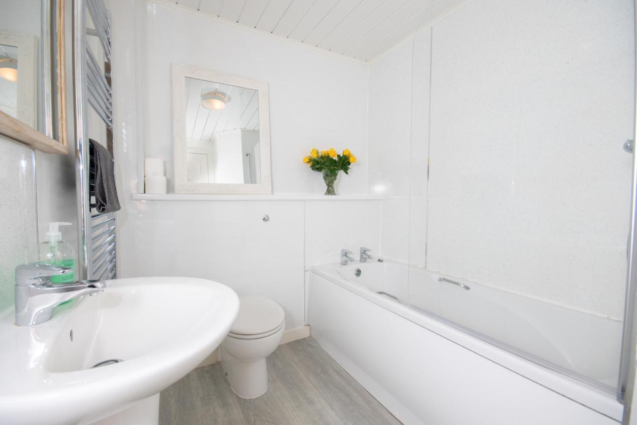 Dwellcome Home Ltd 2 King Beds West End Apt, Half Mile To Union Street Yet Quiet, Free Allocated Parking Space At Rear Entrance & Fast Wifi, Ideal For Long Term Contractor, Corporate, Etc Stays, Regular Housekeeping Option - See Our Site For Assuranc Aberdeen Eksteriør bilde